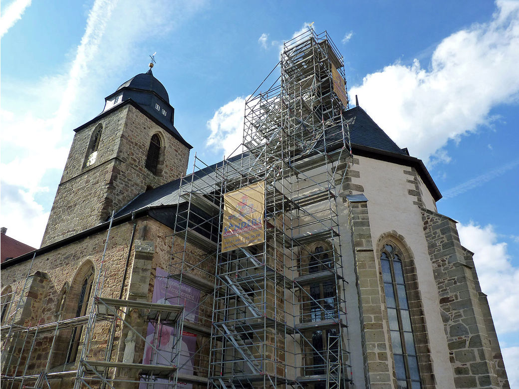 Einrüstung von St. Crescentius an der Südseite (Foto: Karl-Franz Thiede)